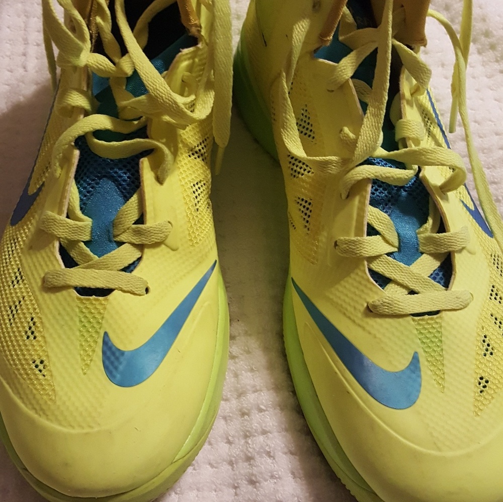 Men's Basketball Shoe